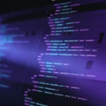 Código CSS e JavaScript sobre a vitrine de uma loja, representando personalizar a loja Magazord sem quebrar o tema, em cena escura e roxo.