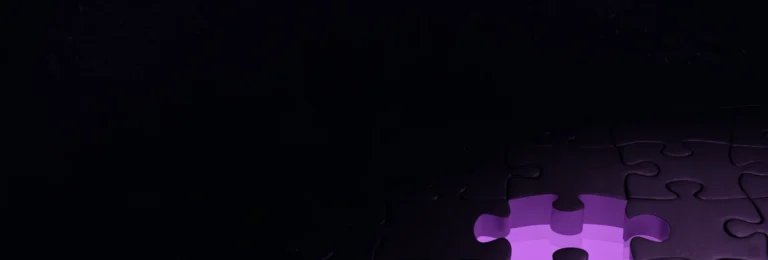 Peças de quebra-cabeça separadas, cada uma inteira mas sem se encaixar, com um vão vazio no meio iluminado em roxo sobre fundo escuro, representando áreas que funcionam sozinhas mas não se conectam.