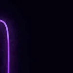 Linha de luz roxa que vinha subir firme sobre fundo preto e trava de repente num ponto, com o traço se apagando à frente, representando uma campanha que parou de vender sem aviso, em cena escura e roxa.