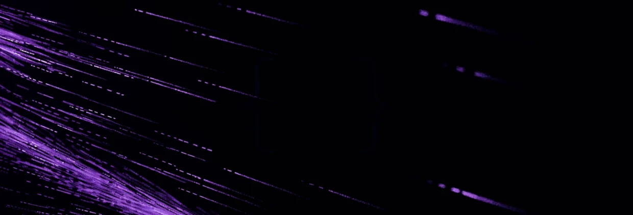 Trecho de código em editor escuro com destaque roxo em três blocos, ao lado de uma prévia de página de produto, representando personalizações que melhoram a venda sem quebrar o site.