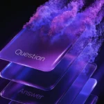 Banner escuro e cinematográfico com uma pilha de cards de pergunta e resposta brilhando em roxo, se desfazendo em partículas no topo, representando os snippets de FAQ sendo r emovidos da busca do Google.