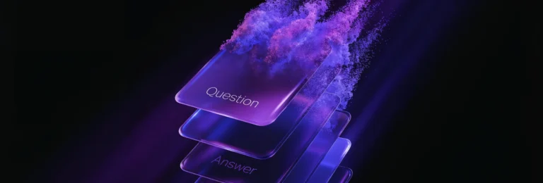 Banner escuro e cinematográfico com uma pilha de cards de pergunta e resposta brilhando em roxo, se desfazendo em partículas no topo, representando os snippets de FAQ sendo r emovidos da busca do Google.